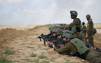 Les soldats israéliens se préparent à des manifestations massives de la part des Palestiniens à Gaza et à la possibilité que des manifestants tentent de franchir la barrière de sécurité le 30 mars 2018. (Forces de défense israéliennes)