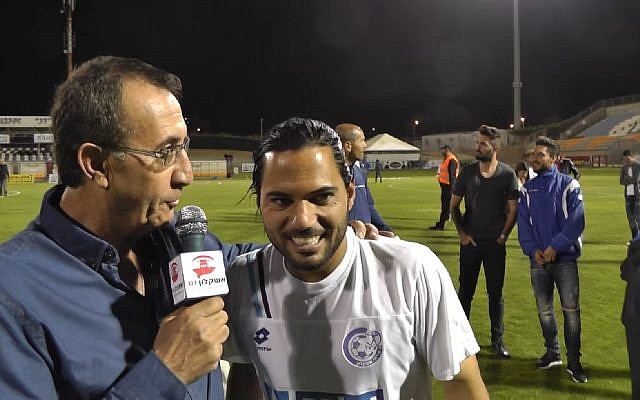 Le footballeur israélien de Premier League Lior Asulin (à droite) interviewé après un match en mars 2015. (Capture d'écran : YouTube) Le footballeur israélien de Premier League Lior Asulin (à droite) interviewé après un match en mars 2015. (Capture d'écran : YouTube)