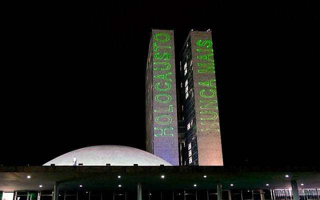Un message pour Yom Hashoah est projeté au laser sur les bâtiments du Congrès National à Brasilia, le 11 avril 2018. (Crédit : Roque de Sa / Agencia Senado via Fotos Publicas)