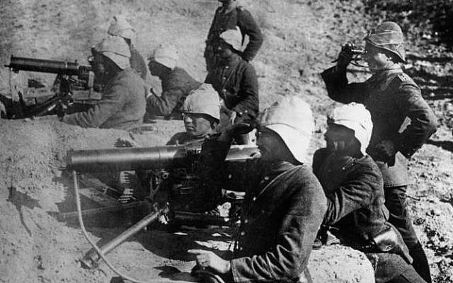 Position de mitrailleuse turque avec des officiers allemands lors des combats pendant la batailles des Dardanelles, en Turquie, pendant la guerre de 1914 - 1918 (Crédit : Bundesarchiv, Bild 183-S29571 / CC-BY-SA 3.0)