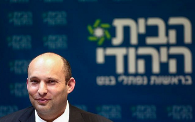 Le président de HaBayit HaYehudi Naftali Bennett dirige une réunion de son parti à la Knesset le 12 mars 2018. (Crédit : Miriam Alster / Flash90) Le président de HaBayit HaYehudi Naftali Bennett dirige une réunion de son parti à la Knesset le 12 mars 2018. (Crédit : Miriam Alster / Flash90)