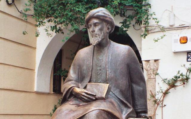 Statue de Maïmonide dans l'ancienne Juderia de Cordoue. (Crédit : CC BY-SA 3.0 Statue de Maïmonide dans l'ancienne Juderia de Cordoue. (Crédit : CC BY-SA 3.0