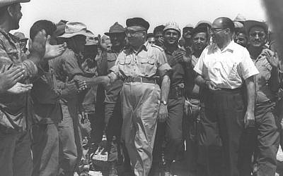 Le Premier ministre Levi Eshkol, au centre, et le futur Premier ministre Menachem Begin, à droite, saluent les troupes dans la péninsule du Sinaï à la suite de la guerre des Six jours, le 13 juin 1967 (GPO)