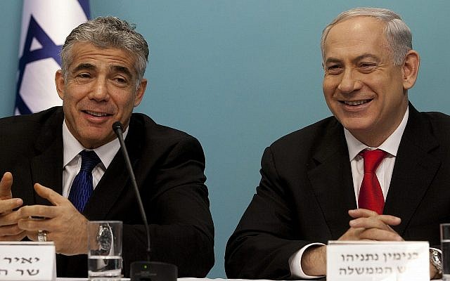 Le Premier ministre Benjamin Netanyahu, à droite, et le ministre des Finances d'alors Yair Lapid au cours d'une conférence de presse au sujet de la réforme des ports israéliens à Jérusalem, le 3 juillet 2013 (Crédit :Flash90) Le Premier ministre Benjamin Netanyahu, à droite, et le ministre des Finances d'alors Yair Lapid au cours d'une conférence de presse au sujet de la réforme des ports israéliens à Jérusalem, le 3 juillet 2013 (Crédit :Flash90)