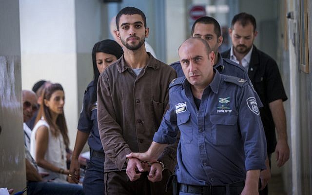 Ali Abu Hassan, un étudiant palestinien de Hébron qui a été arrêté il y a deux semaines avec des explosifs dans son sac à Jérusalem, est amené pour une audience devant le tribunal de district de Jérusalem le 2 août 2016 (Crédit : Yonatan Sindel / Flash90)