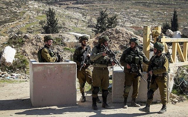 Photo d’illustration : des soldats de Tsahal à un checkpoint en Cisjordanie (Wisam Hashlamoun / Flash90)