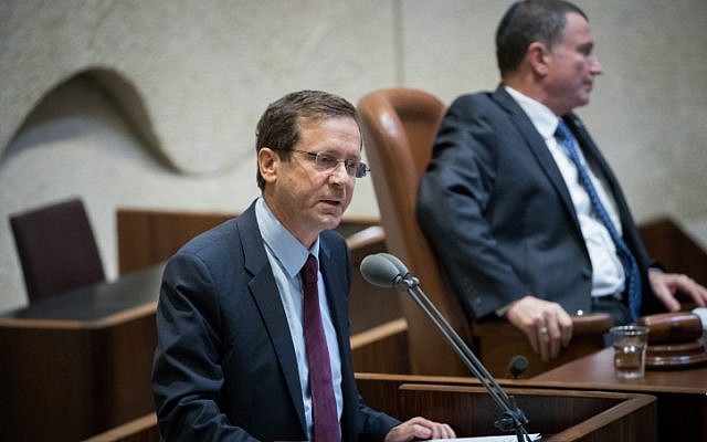 Le chef de l'opposition Isaac Herzog s'adresse à la Knesset le 21 novembre 2017, lors d'une cérémonie marquant les 40 ans de la visite du président égyptien Anouar Sadate (Yonatan Sindel/Flash90). Le chef de l'opposition Isaac Herzog s'adresse à la Knesset le 21 novembre 2017, lors d'une cérémonie marquant les 40 ans de la visite du président égyptien Anouar Sadate (Yonatan Sindel/Flash90).