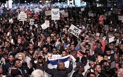 Des demandeurs d'asile africains et des militants des droits de l'homme protestent contre les expulsions à Tel Aviv, le 21 février 2018 (Tomer Neuberg/Flash90).