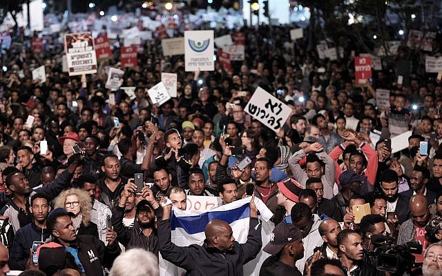Des demandeurs d'asile africains et des militants des droits de l'homme protestent contre les expulsions à Tel Aviv, le 21 février 2018 (Tomer Neuberg/Flash90).