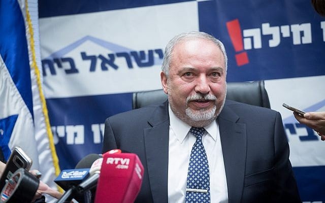 Le ministre de la Défense Avigdor Liberman dirige une réunion de faction de son parti Yisrael Beytenu à la Knesset, le 12 mars 2018. (Miriam Alster/Flash90) Le ministre de la Défense Avigdor Liberman dirige une réunion de faction de son parti Yisrael Beytenu à la Knesset, le 12 mars 2018. (Miriam Alster/Flash90)