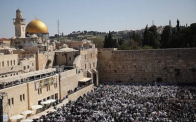 Des fidèles juifs prient devant le mur Occidental dans la Vieille Ville de Jérusalem pendant la bénédiction sacerdotale traditionnelle lors de la fête de la Pâque, le 2 avril 2018 (Crédit : Hadas Parush/Flash90).