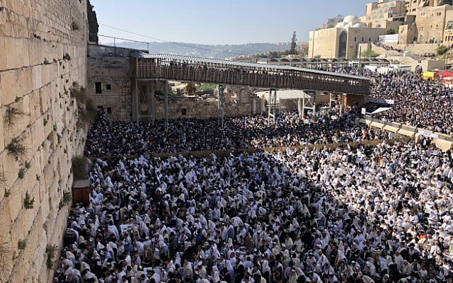Des fidèles juifs prient devant le mur Occidental dans la Vieille Ville de Jérusalem pendant la bénédiction traditionnelle des cohanim lors de la fête de Pessah, le 2 avril 2018 (Hadas Parush/Flash90). Des fidèles juifs prient devant le mur Occidental dans la Vieille Ville de Jérusalem pendant la bénédiction traditionnelle des cohanim lors de la fête de Pessah, le 2 avril 2018 (Hadas Parush/Flash90).