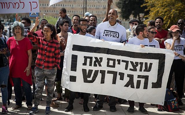 Des demandeurs d'asile africains et des activistes israéliens manifestent devant le bureau du Premier ministre à Jérusalem, contre leur expulsion, le 3 avril 2018. (Crédit : Hadas Parush / Flash90) Des demandeurs d'asile africains et des activistes israéliens manifestent devant le bureau du Premier ministre à Jérusalem, contre leur expulsion, le 3 avril 2018. (Crédit : Hadas Parush / Flash90)