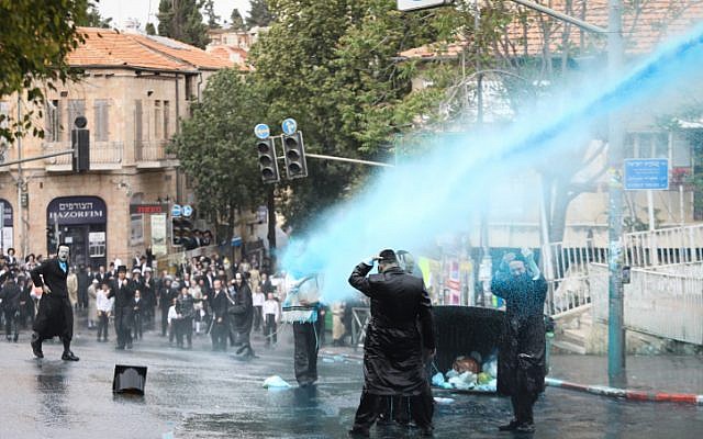 Des hommes juifs ultra-orthodoxes se heurtent à la police lors d'une manifestation contre l'autopsie d'un bébé qui s'est noyé la veille à Ashdod, à Kikar HaShabat, à Jérusalem, le 3 avril 2018. (Noam Revkin Fenton/Flash90) Des hommes juifs ultra-orthodoxes se heurtent à la police lors d'une manifestation contre l'autopsie d'un bébé qui s'est noyé la veille à Ashdod, à Kikar HaShabat, à Jérusalem, le 3 avril 2018. (Noam Revkin Fenton/Flash90)