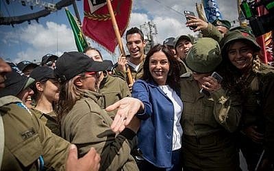 La ministre de la Culture et des Sports Miri Regev pose pour des photos avec des soldats israéliens le 9 avril 2018, alors qu'elle arrive à une conférence de presse au Mt Herzl à Jérusalem, où les célébrations nationales officielles auront lieu en l'honneur du 70e anniversaire de l'indépendance d'Israël la semaine prochaine. (Yonatan Sindel/Flash90)