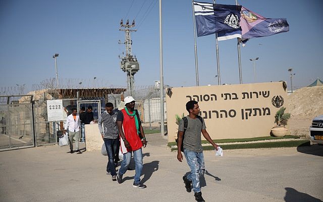 Des demandeurs d'asile africains quittent la prison de Saharonim dans le sud d'Israël où ils avaient été emprisonnés en raison de leur refus de quitter le pays, 15 avril 2018. (Hadas Parush/Flash90) Des demandeurs d'asile africains quittent la prison de Saharonim dans le sud d'Israël où ils avaient été emprisonnés en raison de leur refus de quitter le pays, 15 avril 2018. (Hadas Parush/Flash90)