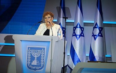 Miriam Peretz, lauréate du prix Israël, parle lors de la cérémonie au Centre international de conférences (ICC) à Jérusalem le 19 avril 2018. (Hadas Parush / Flash90)