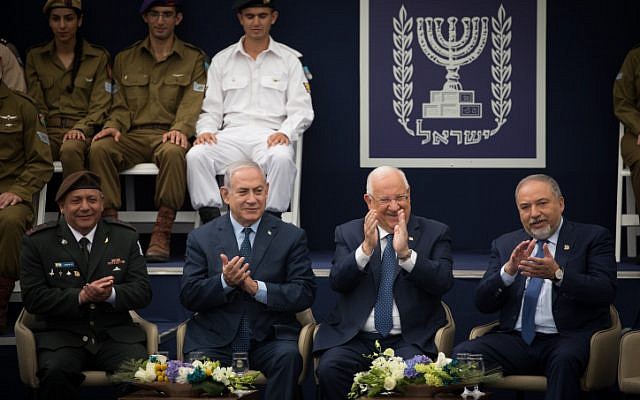 Le chef d'état-major Gadi Eisenkott, le Premier ministre Benjamin Netanyahu, le Président Reuven Rivlin et le ministre de la Défense Avigdor Liberman assistent à une cérémonie de remise de prix à des soldats exceptionnels dans le cadre des célébrations du 70e anniversaire de l'indépendance d'Israël. 19 avril 2018 (Crédit : Yonatan Sindel / Flash90) Le chef d'état-major Gadi Eisenkott, le Premier ministre Benjamin Netanyahu, le Président Reuven Rivlin et le ministre de la Défense Avigdor Liberman assistent à une cérémonie de remise de prix à des soldats exceptionnels dans le cadre des célébrations du 70e anniversaire de l'indépendance d'Israël. 19 avril 2018 (Crédit : Yonatan Sindel / Flash90)