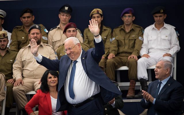 Le président Reuven Rivlin lors d'une cérémonie qui a récompensé des soldats exceptionnels dans le cadre des célébrations du 70e anniversaire de la fête de l'indépendance d'Israël, à la résidence du président à Jérusalem, 19 avril 2018 (Crédit : Yonatan Sindel / Flash90) Le président Reuven Rivlin lors d'une cérémonie qui a récompensé des soldats exceptionnels dans le cadre des célébrations du 70e anniversaire de la fête de l'indépendance d'Israël, à la résidence du président à Jérusalem, 19 avril 2018 (Crédit : Yonatan Sindel / Flash90)
