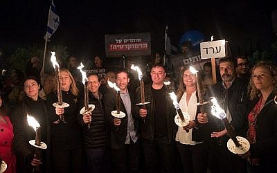 Le chef du parti de l'Union sioniste Avi Gabbay et les députés de l'Union sioniste tiennent des torches lors d'une manifestation contre les tentatives de promulguer des lois qui contournent la Cour suprême de justice et la critique publique de l'intervention de la cour dans le processus législatif, à Jérusalem, le 21 avril 2018. (Yonatan Sindel/Flash90)