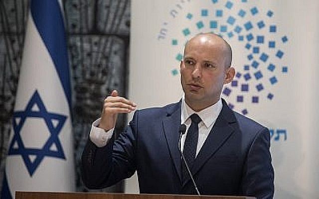Le ministre de l'Éducation, Naftali Bennett, prend la parole lors d'une cérémonie à la résidence du président à Jérusalem, le 23 avril 2018. (Hadas Parush/Flash90)