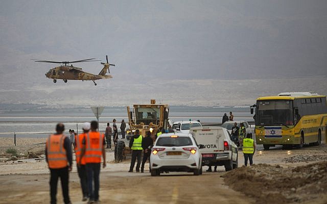 Un hélicoptère militaire recherche des randonneurs portés-disparus dans le sud d'Israël, près de la mer Morte, le 26 avril 2018 (Crédit :  Hadas Parush/Flash90)