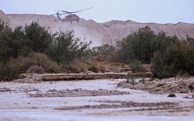 Illustration : des hélicoptères militaires à la recherche d'adolescents disparus emportés par l'inondation du ruisseau Tzafit près de la mer Morte dans le sud d'Israël, le 26 avril 2018 (Crédit : Maor Kinsbursky / Flash90) Illustration : des hélicoptères militaires à la recherche d'adolescents disparus emportés par l'inondation du ruisseau Tzafit près de la mer Morte dans le sud d'Israël, le 26 avril 2018 (Crédit : Maor Kinsbursky / Flash90)