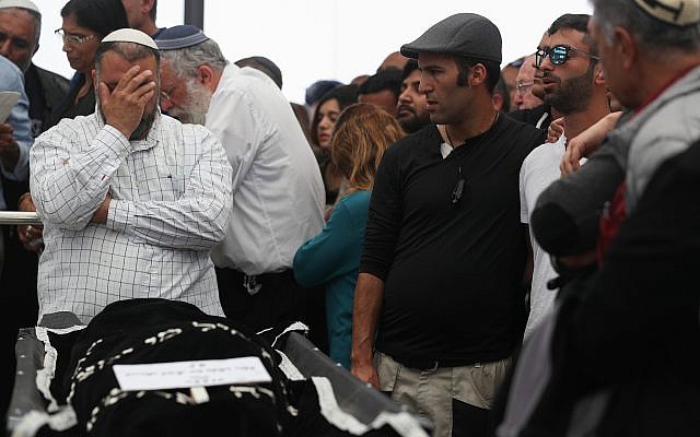 Des centaines personnes ont été présentes pendant les funérailles d'Ella Or à Mishor Adummim, le 27 avril 2018 (Crédit : Yonatan Sindel / Flash90) Des centaines personnes ont été présentes pendant les funérailles d'Ella Or à Mishor Adummim, le 27 avril 2018 (Crédit : Yonatan Sindel / Flash90)