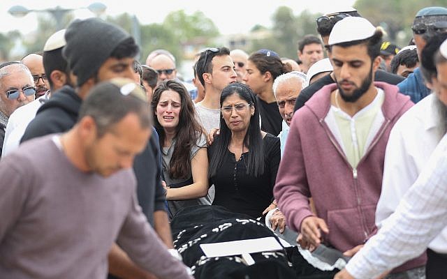 Des centaines personnes ont été présentes pendant les funérailles d'Ella Or à Mishor Adummim, le 27 avril 2018 (Crédit : Yonatan Sindel / Flash90) Des centaines personnes ont été présentes pendant les funérailles d'Ella Or à Mishor Adummim, le 27 avril 2018 (Crédit : Yonatan Sindel / Flash90)