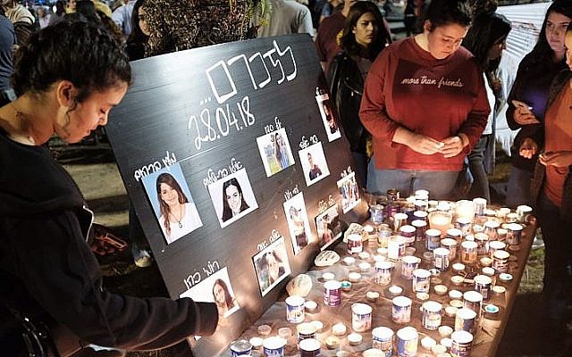Les gens allument des bougies en mémoire des 10 adolescents israéliens morts lors d'une crue subite survenue dans un lit de rivière dans la région de la mer Morte, sur la place Rabin de Tel Aviv, le 28 avril 2018 (Crédit :Tomer Neuberg/Flash90) Les gens allument des bougies en mémoire des 10 adolescents israéliens morts lors d'une crue subite survenue dans un lit de rivière dans la région de la mer Morte, sur la place Rabin de Tel Aviv, le 28 avril 2018 (Crédit :Tomer Neuberg/Flash90)