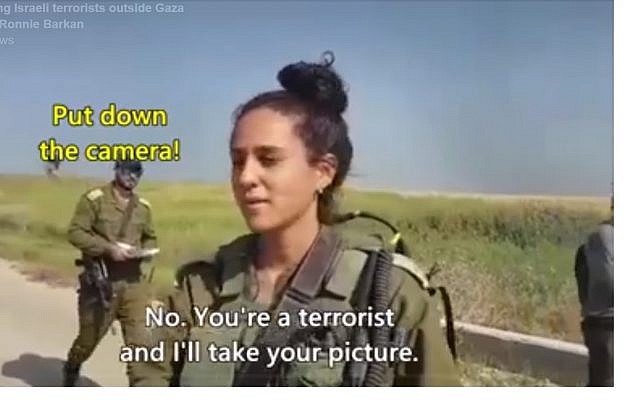 Capture d'écran d'une vidéo montrant des militants de gauche disant aux soldats israéliens basés à la frontière avec la bande de Gaza qu'ils sont des « terroristes » qui « massacrent des civils innocents » (Facebook) Capture d'écran d'une vidéo montrant des militants de gauche disant aux soldats israéliens basés à la frontière avec la bande de Gaza qu'ils sont des « terroristes » qui « massacrent des civils innocents » (Facebook)