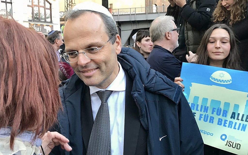 Felix Klein, premier émissaire spécial du gouvernement allemand auprès de la communauté juive, lors de la manifestation "Berlin porte une kippa", le 25 avril 2018. (Avec l'aimable autorisation de BMI) Felix Klein, premier émissaire spécial du gouvernement allemand auprès de la communauté juive, lors de la manifestation "Berlin porte une kippa", le 25 avril 2018. (Avec l'aimable autorisation de BMI)