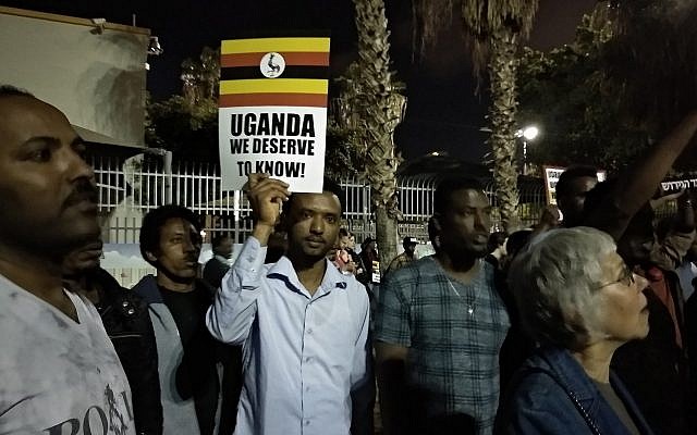 Des centaines de demandeurs d'asile manifestent au parc Levinsky dans le sud de Tel Aviv contre l'accord d'expulsion avec l'Ouganda et un pays africain tiers non identifié, le 8 avril 2018 (Crédit :  Melanie Lidman/Times of Israel)