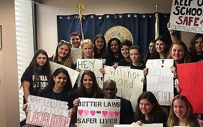 Des étudiants manifestent pour une plus grande sécurité dans les écoles après la fusillade de masse à Parkland, en Floride, le 14 février. (Zoe Terner/NFTY)