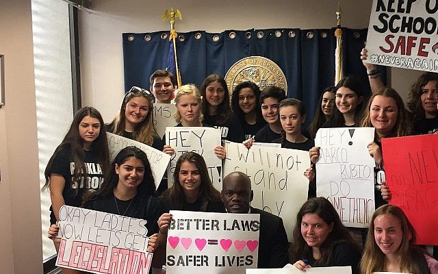 Des étudiants manifestent pour une plus grande sécurité dans les écoles après la fusillade de masse à Parkland, en Floride, le 14 février. (Zoe Terner/NFTY) Des étudiants manifestent pour une plus grande sécurité dans les écoles après la fusillade de masse à Parkland, en Floride, le 14 février. (Zoe Terner/NFTY)