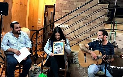 Tali Muskal (au centre) parle de son frère Refanel dans le cadre du Yom HaZikaron à Efrat le 15 avril 2018. (Jacob Magid/Times of Israel)