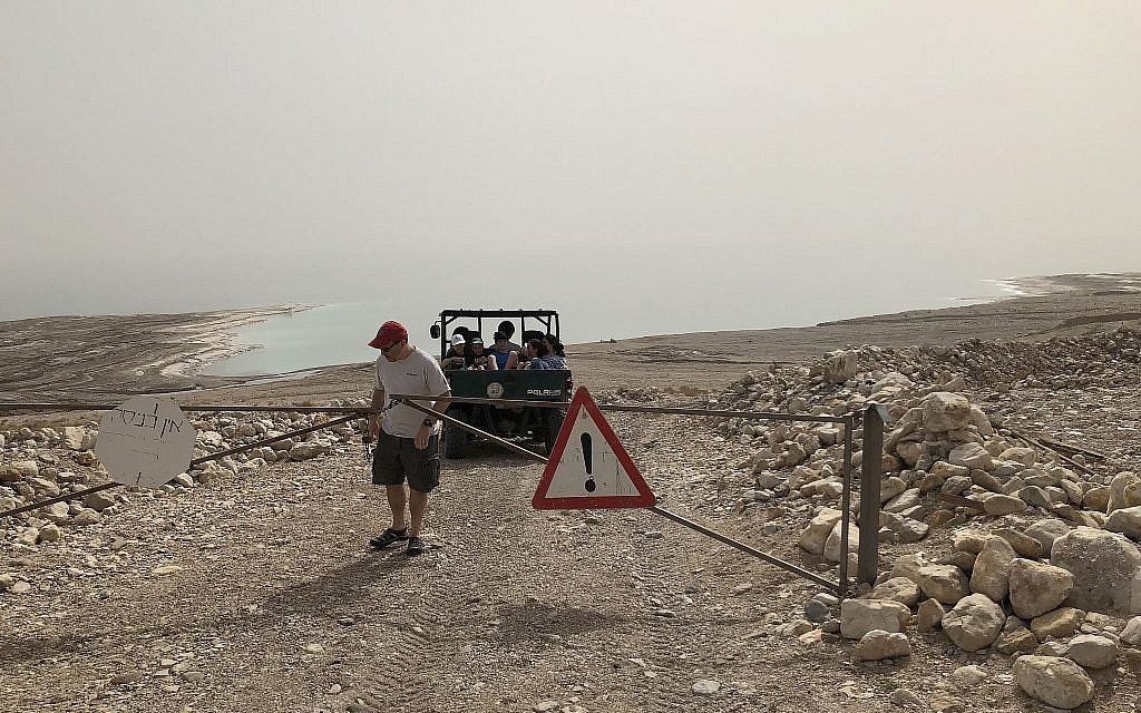 En route vers le bateau de Jaky Ben Zaken pour une balade sur la mer Morte (Jessica Steinberg / Times of Israël) En route vers le bateau de Jaky Ben Zaken pour une balade sur la mer Morte (Jessica Steinberg / Times of Israël)