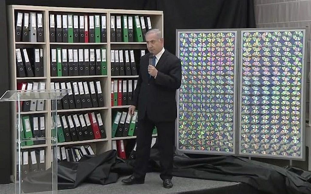 Le Premier ministre Benjamin Netanyahu désigne les archives du programme nucléaire iranien qu'Israël s'est procuré et qui, selon lui, prouvent que l'Iran a menti sur ses activités, le 30 avril 2018. (Crédit : Bureau du Premier ministre)