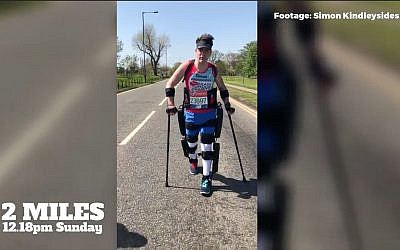 Le Britannique Simon Kindleysides, un homme de 34 ans paralysé à partir de la taille, utilise l'exosquelette ReWalk pour terminer le Marathon de Londres en 36 heures le 23 avril 2018 (Crédit : Capture d'écran YouTube)