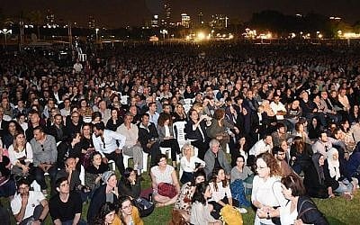 Des milliers de personnes assistent à une cérémonie conjointe israélo-palestinienne pour Yom HaZikaron au Parc HaYarkon de Tel Aviv le 16 avril 2018. (Rami Ben-Ari/Combattants pour la paix)