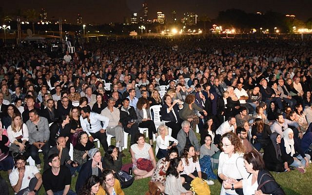 Des milliers de personnes assistent à une cérémonie conjointe israélo-palestinienne pour Yom HaZikaron au Parc HaYarkon de Tel Aviv le 16 avril 2018. (Rami Ben-Ari/Combattants pour la paix) Des milliers de personnes assistent à une cérémonie conjointe israélo-palestinienne pour Yom HaZikaron au Parc HaYarkon de Tel Aviv le 16 avril 2018. (Rami Ben-Ari/Combattants pour la paix)