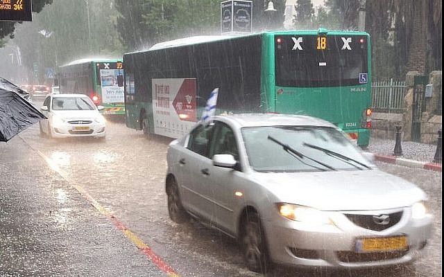 Tempête à Jérusalem, le 25 avril 2018. (Crédit : Stuart Winer/The Times of Israel)