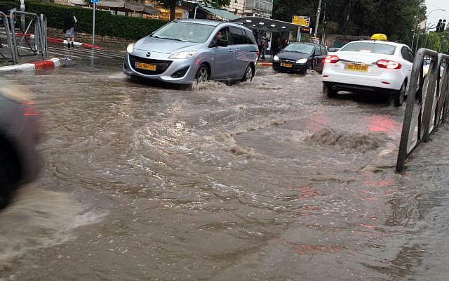 Inondations sur la rue Emek Refaim à Jérusalem, le 25 avril 2018. (Crédit : Stuart Winer/The Times of Israel)