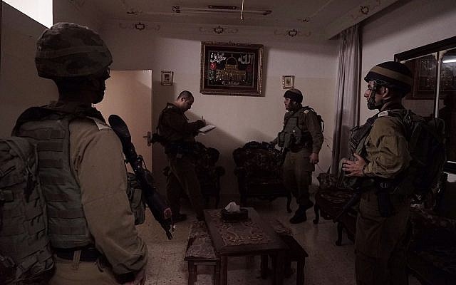 Les soldats israéliens préparent la maison du terroriste palestinien Abd al-Rahman Bani Fadel pour la démolition dans le village d'Aqraba, dans le nord de la Cisjordanie, le 19 mars 2018 (Crédit : Armée israélienne) Les soldats israéliens préparent la maison du terroriste palestinien Abd al-Rahman Bani Fadel pour la démolition dans le village d'Aqraba, dans le nord de la Cisjordanie, le 19 mars 2018 (Crédit : Armée israélienne)