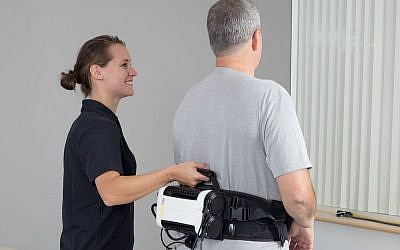 Le nouveau produit de ReWalk, la combinaison souple ReStore, qui vise à réhabiliter les victimes d'AVC (publié avec autorisation)