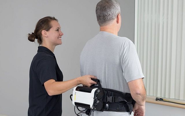 Le nouveau produit de ReWalk, la combinaison souple ReStore, qui vise à réhabiliter les victimes d'AVC (publié avec autorisation) Le nouveau produit de ReWalk, la combinaison souple ReStore, qui vise à réhabiliter les victimes d'AVC (publié avec autorisation)