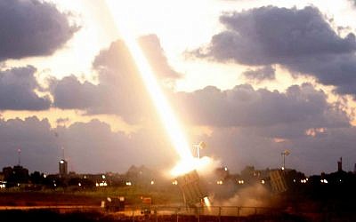 Une batterie de défense antimissile « Dôme de fer » installée près de la ville d'Ashdod, dans le sud d'Israël, tire un missile d'interception le 16 juillet 2014 (Miriam Alster / Flash90)