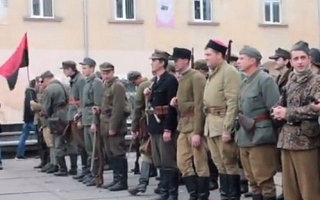 Des militants d'extrême-droite défilent à Lviv, en Ukraine,arborant l'uniforme de la 14ème division des Grenadiers  Waffen SS, unité d'élite nazie qui comprenait de nombreux ukrainiens ethniques du 1er Galicien (Capture d'écran :   YouTube)