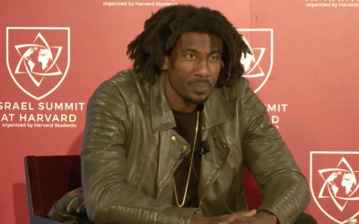 Amar'e Stoudemire prenant la parole au Sommet d'Israël à l'Université de Harvard, le 8 avril 2018 (Capture d'écran Facebook via JTA)