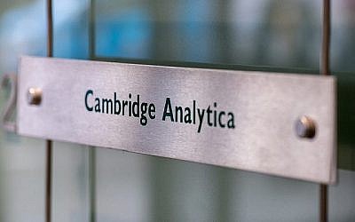 Enseigne de la société Cambridge Analytica dans le hall d'entrée de l'immeuble de Londres, Royaume-Uni, dans lequel elle est basée, 21 mars 2018. (Chris J. Ratcliffe/Getty Images via JTA)